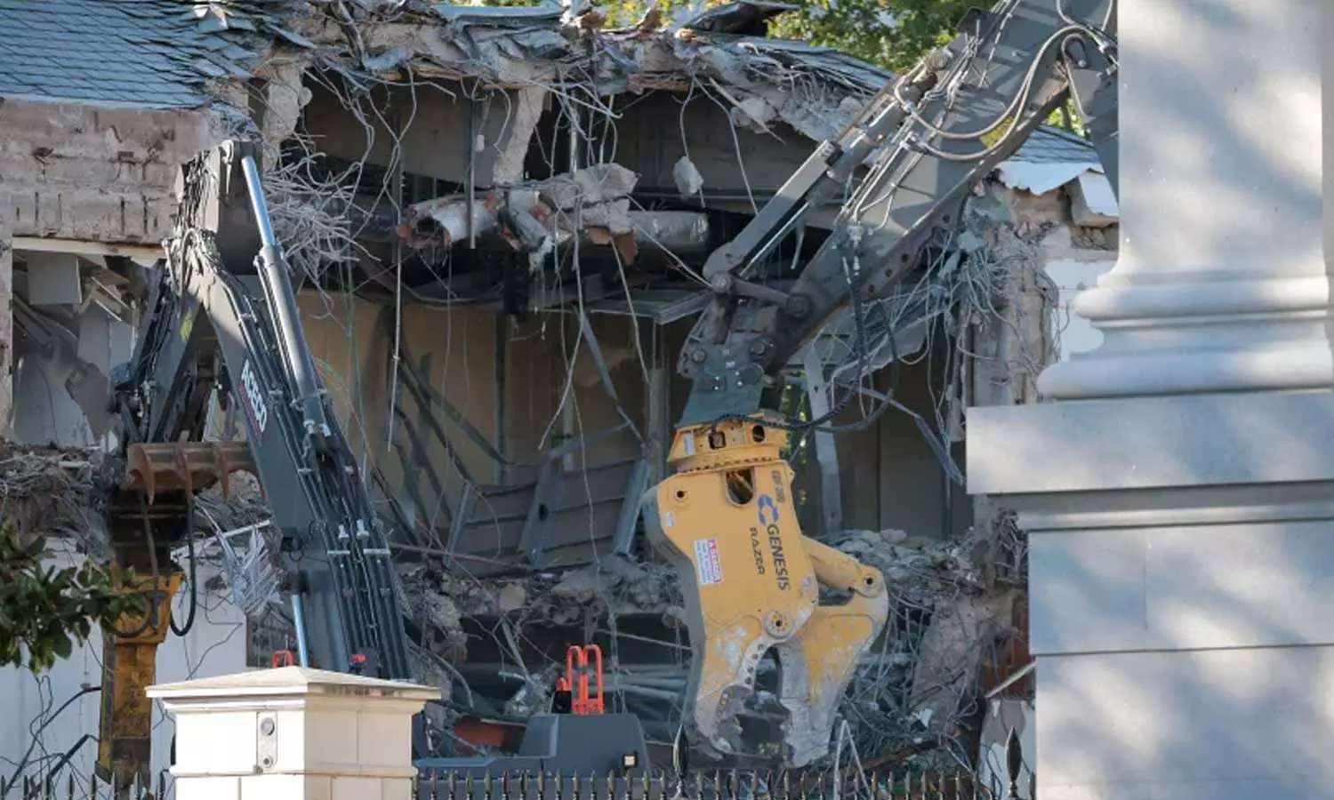 டிரம்பின் விருப்பத்திற்காக வெள்ளை மாளிகையின் ஒரு பகுதி இடிப்பு