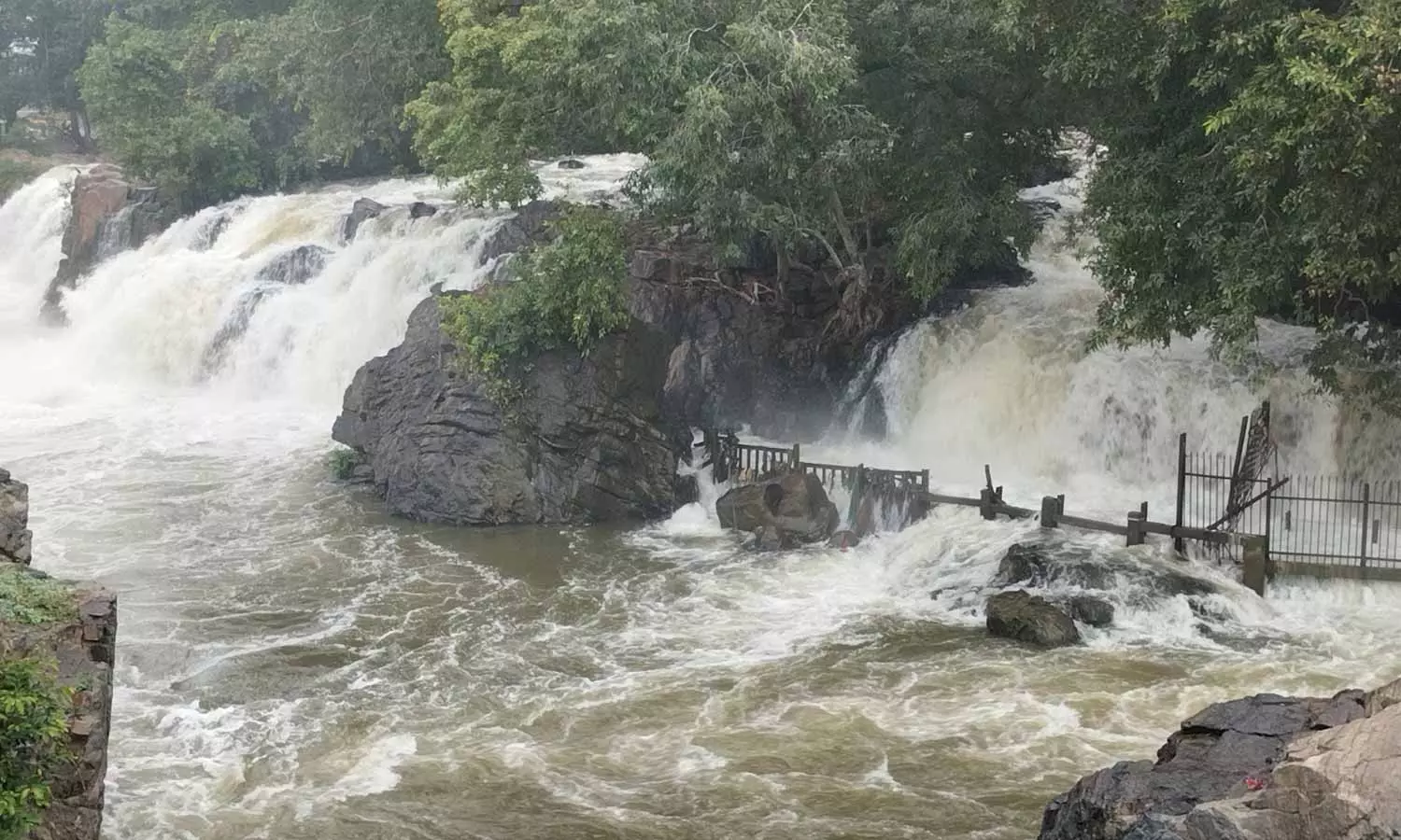 நீர்வரத்து 24 ஆயிரம் கனஅடியாக அதிகரிப்பு: ஒகேனக்கல் அருவியில் குளிக்க தடை