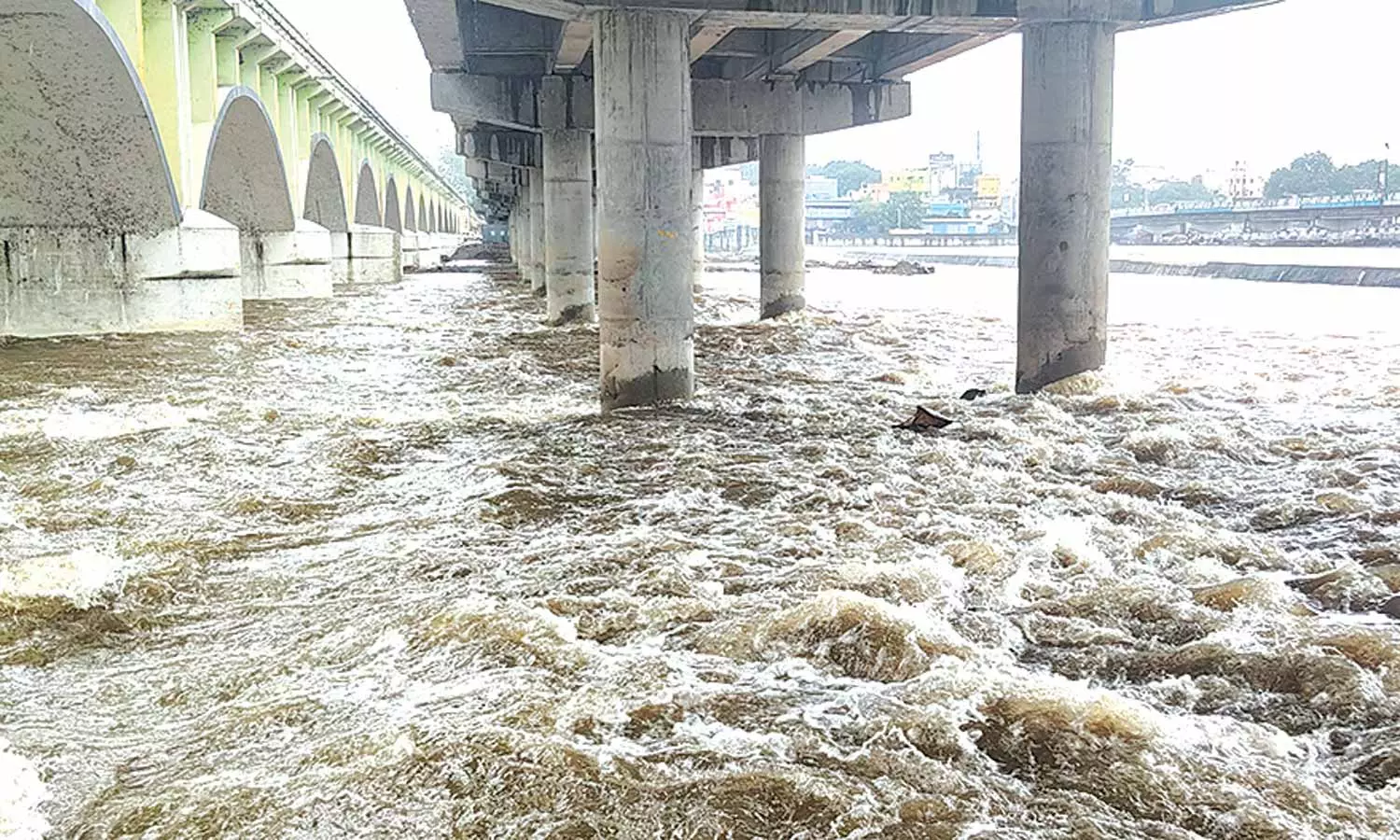மதுரை வைகை ஆற்றில் வெள்ளப்பெருக்கு அதிகரிப்பு- கரையோரம் வசிக்கும் பொதுமக்கள் பாதுகாப்பாக இருக்க அறிவுறுத்தல்