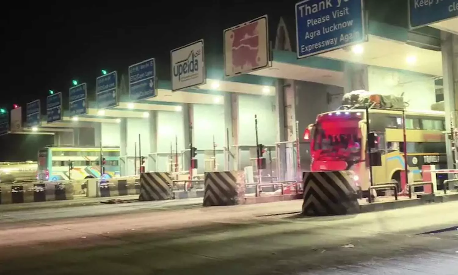 போனஸ் வழங்காததால் கோபம்: கட்டணம் வசூலிக்காமல் கேட்டை திறந்துவிட்ட சுங்கச்சாவடி ஊழியர்கள்