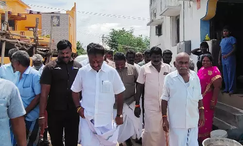 தேனி மாவட்டத்தில் வெள்ளத்தால் பாதித்த பகுதிகளை பார்வையிட்டார் ஓ.பி.எஸ்.