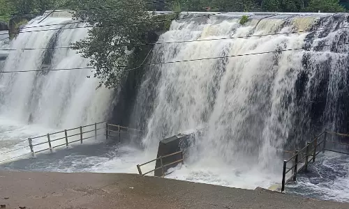 குமரி மாவட்டத்தில் பரவலாக மழை- திற்பரப்பு அருவியில் குளிக்க தடை
