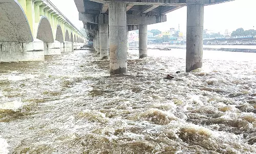 மதுரை வைகை ஆற்றில் வெள்ளப்பெருக்கு அதிகரிப்பு- கரையோரம் வசிக்கும் பொதுமக்கள் பாதுகாப்பாக இருக்க அறிவுறுத்தல்
