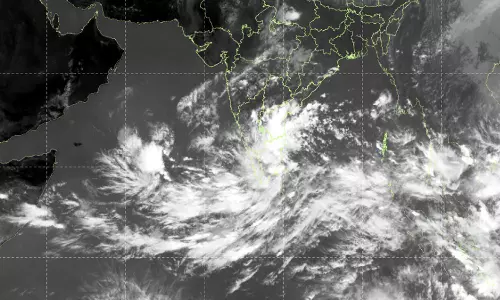 வட தமிழகத்தை நோக்கி புயல் சின்னம் நகர்கிறது- 14 மாவட்டங்களுக்கு கனமழை எச்சரிக்கை