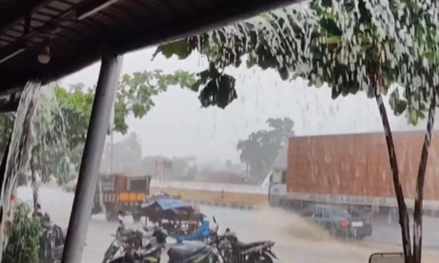 விழுப்புரத்தில் கொட்டி தீர்க்கும் கனமழை - அவசர உதவி எண்கள் அறிவிப்பு விழுப்புரத்தில் கொட்டி தீர்க்கும் கனமழை - அவசர உதவி எண்கள் அறிவிப்பு