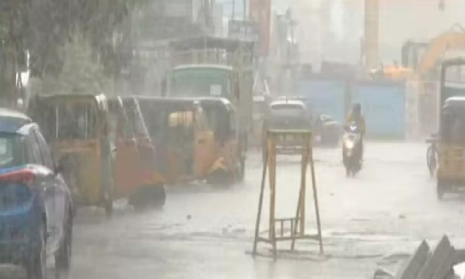 சென்னையில் கனமழை - மக்களின் இயல்பு வாழ்க்கை பாதிப்பு சென்னையில் கனமழை - மக்களின் இயல்பு வாழ்க்கை பாதிப்பு