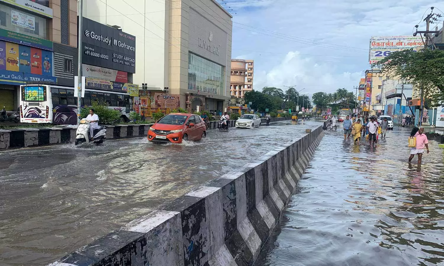 விடிய விடிய கொட்டி தீர்த்த கனமழை- புதுச்சேரியில் 200 ஏக்கர் விளை நிலங்கள் நீரில் மூழ்கியது
