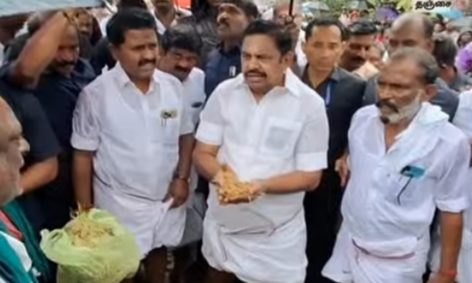 தஞ்சையில் நேரடி நெல் கொள்முதல் நிலையத்தில் எடப்பாடி பழனிசாமி ஆய்வு