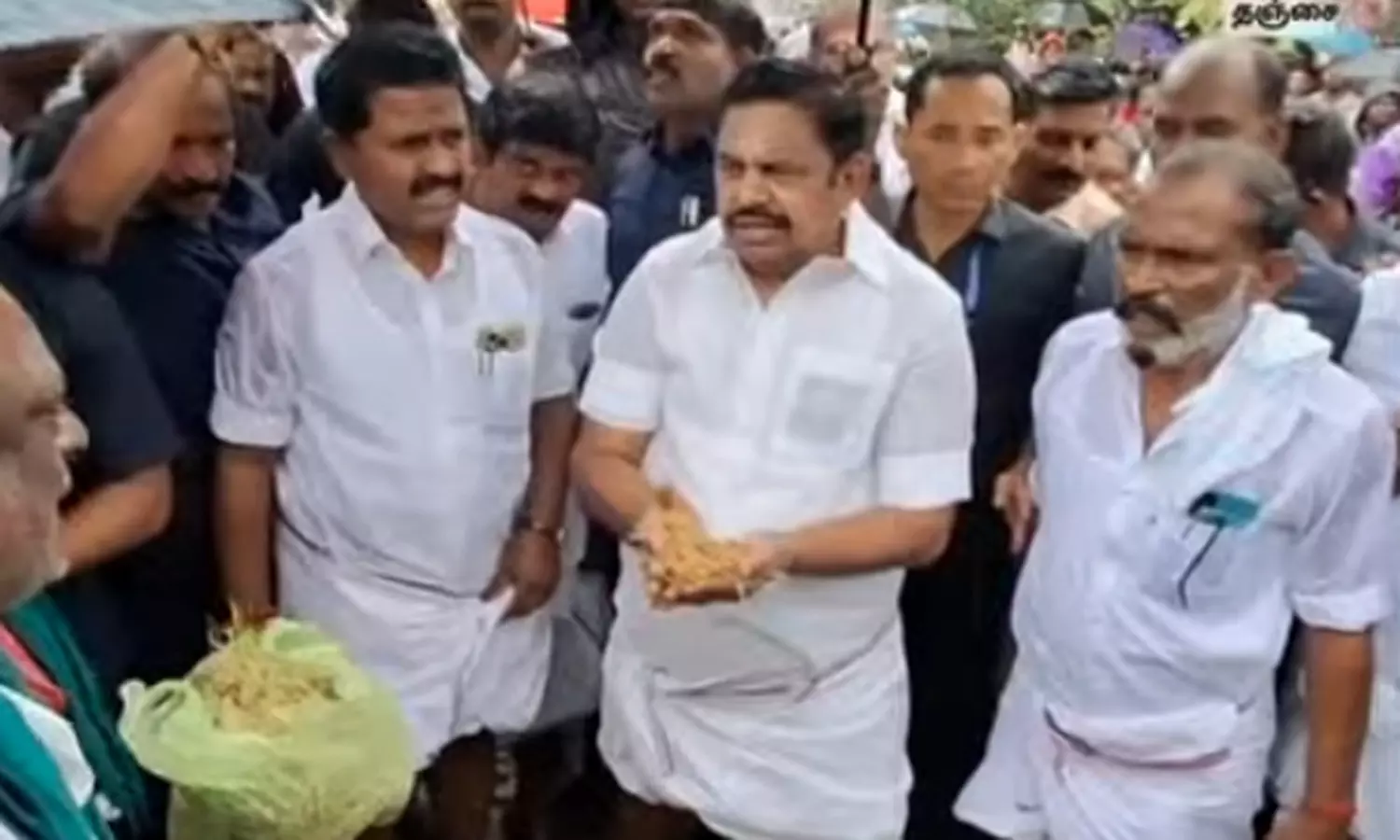 தஞ்சையில் நேரடி நெல் கொள்முதல் நிலையத்தில் எடப்பாடி பழனிசாமி ஆய்வு தஞ்சையில் நேரடி நெல் கொள்முதல் நிலையத்தில் எடப்பாடி பழனிசாமி ஆய்வு