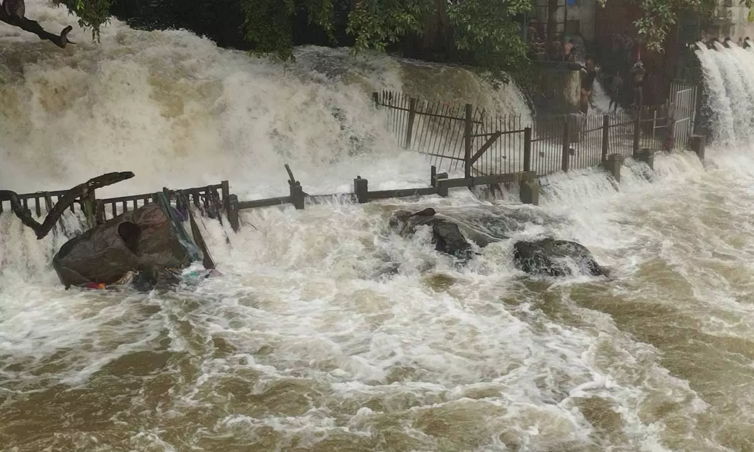 ஒகேனக்கல்லுக்கு நீர்வரத்து அதிகரிப்பு: 2-வது நாளாக அருவியில் குளிக்க தடை விதிப்பு