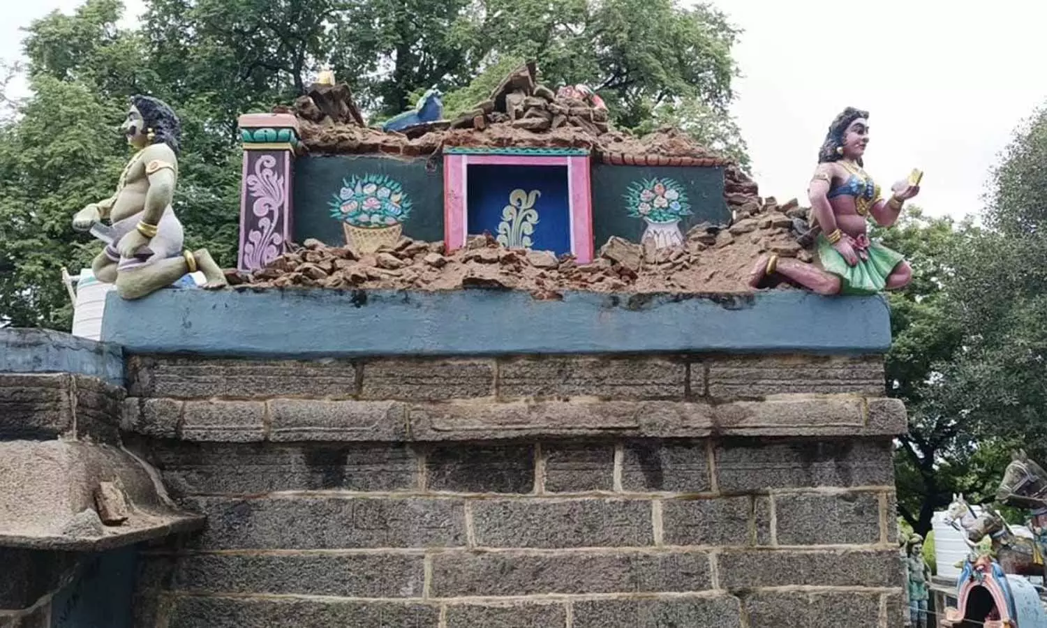 திட்டக்குடியில் பலத்த மழை- கோவில் கோபுரம் இடிந்து விழுந்தது