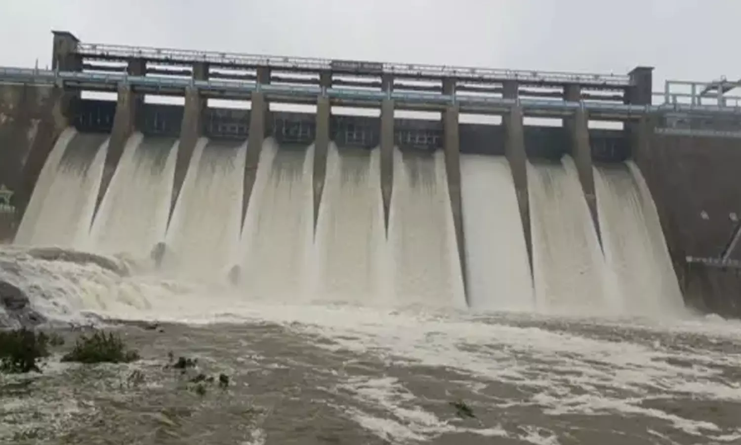 சாத்தனூர் அணையில் இருந்து 15,000 கன அடி நீர் திறப்பு- வெள்ள அபாய எச்சரிக்கை சாத்தனூர் அணையில் இருந்து 15,000 கன அடி நீர் திறப்பு- வெள்ள அபாய எச்சரிக்கை