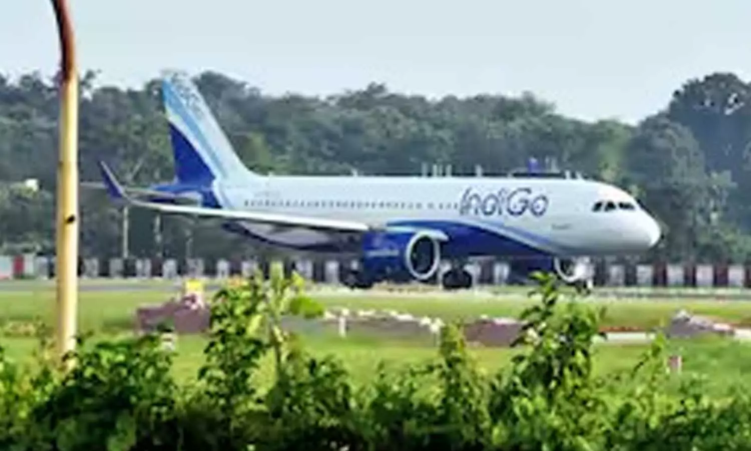 எரிபொருள் கசிவு: அவசரமாக வாரணாசியில் தரையிறக்கப்பட்ட இண்டிகோ விமானம் எரிபொருள் கசிவு: அவசரமாக வாரணாசியில் தரையிறக்கப்பட்ட இண்டிகோ விமானம்