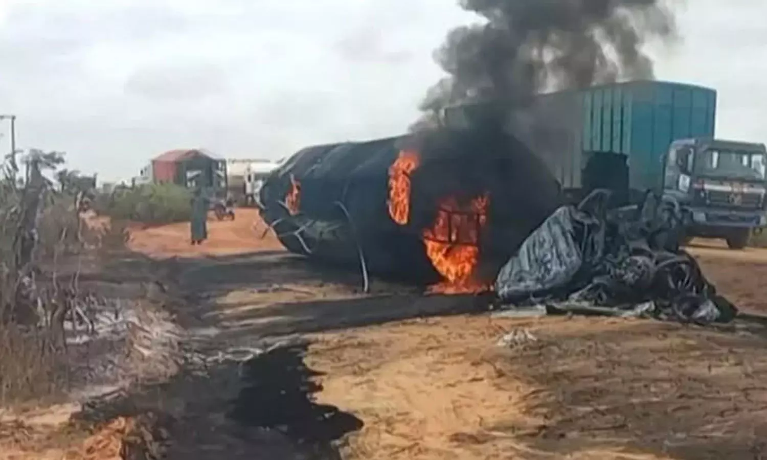 நைஜீரியாவில் சோகம்: பெட்ரோல் ஏற்றிச்சென்ற டேங்கர் லாரி வெடித்து 39 பேர் பலி நைஜீரியாவில் சோகம்: பெட்ரோல் ஏற்றிச்சென்ற டேங்கர் லாரி வெடித்து 39 பேர் பலி