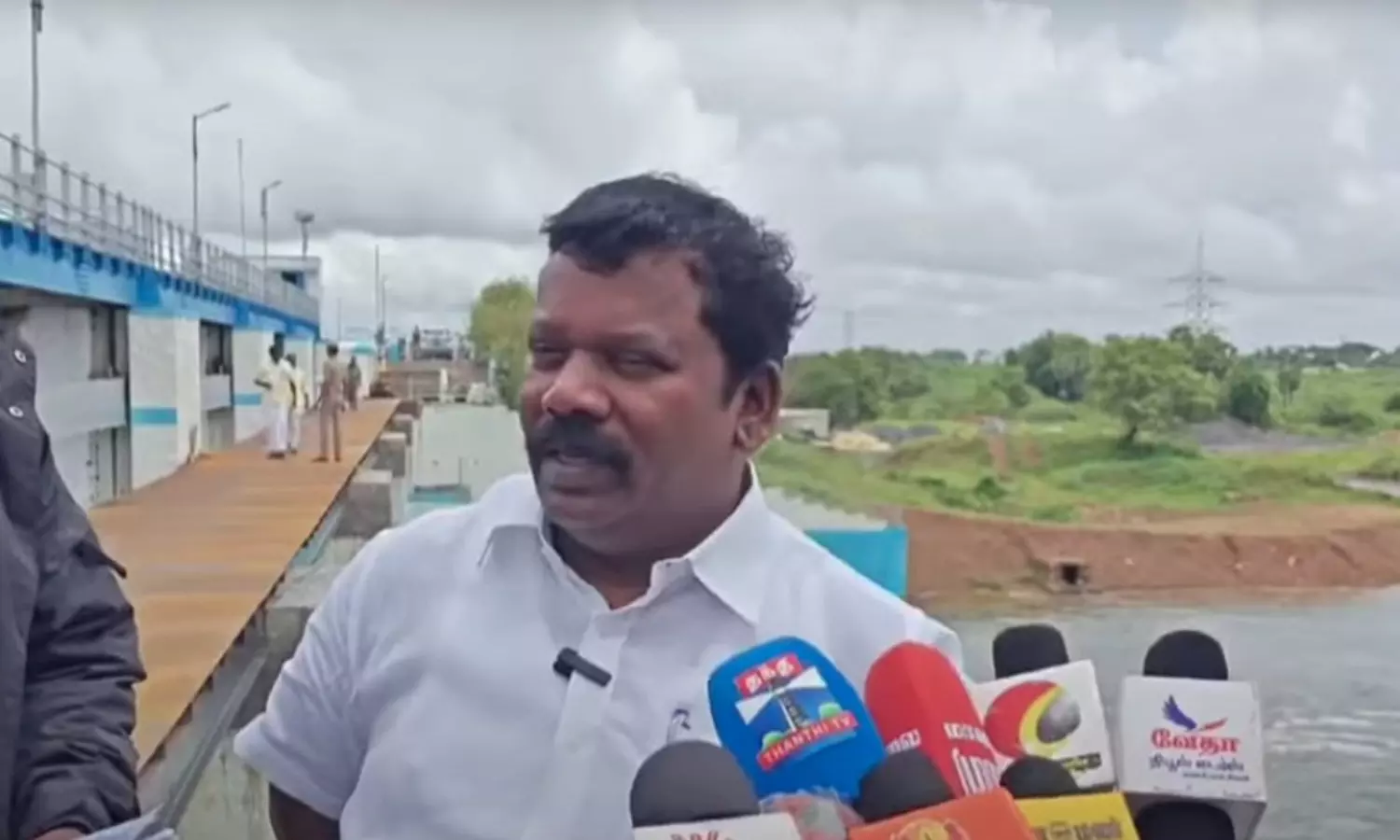 ஏரி நீர் திறப்பு குறித்து ஏன் தெரிவிக்கவில்லை?: அதிகாரிகளை கடிந்துகொண்ட செல்வபெருந்தகை ஏரி நீர் திறப்பு குறித்து ஏன் தெரிவிக்கவில்லை?: அதிகாரிகளை கடிந்துகொண்ட செல்வபெருந்தகை