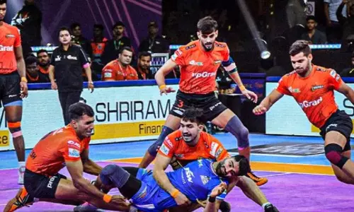 புரோ கபடி லீக்: பிளே ஆப் சுற்றுக்கு கடைசி அணியாக தகுதி பெற 3 அணிகளுக்கு இடையே கடும் போட்டி