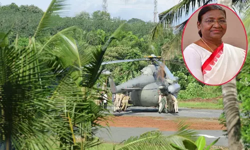 VIDEO: தள்ளு.. தள்ளு.. தள்ளு.. கான்கிரீட்டில் சிக்கிய ஜனாதிபதியின் ஹெலிகாப்டரை மீட்ட போலீசார்