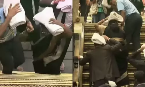 இருமுடி கட்டி சபரிமலை கோவிலில் ஜனாதிபதி திரவுபதி முர்மு வழிபாடு