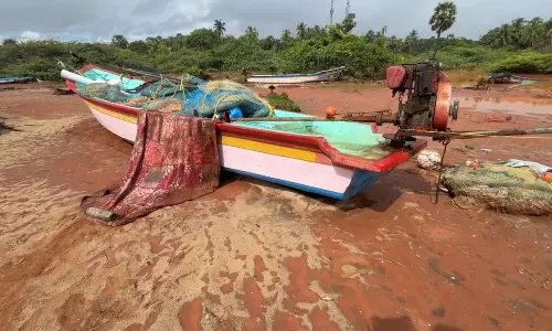 புதுச்சேரி காலாப்பட்டில் 25 செ.மீ. கொட்டிய கனமழை - கடலுக்குள் அடித்து செல்லப்பட்ட படகுகள், மீன் வலைகள்