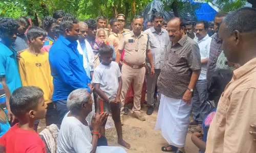 தொடர் மழையால் வீடு இடிந்து விழுந்து 2 பெண்கள் பலி: அமைச்சர் எம்.ஆர்.கே. பன்னீர்செல்வம் நேரில் ஆறுதல்