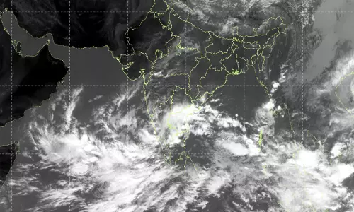 காற்றழுத்த தாழ்வு பகுதி மேலும் வலுப்பெறுமா?: எப்போது கரையை கடக்கும் - வானிலை மையம் விளக்கம்