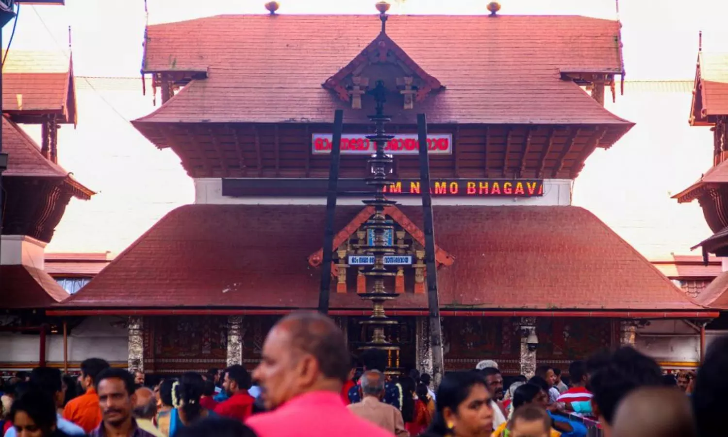 குருவாயூர் கோவிலில் தங்கம், வெள்ளி பொருட்களில் முறைகேடு- தணிக்கை அறிக்கையில் தகவல் குருவாயூர் கோவிலில் தங்கம், வெள்ளி பொருட்களில் முறைகேடு- தணிக்கை அறிக்கையில் தகவல்