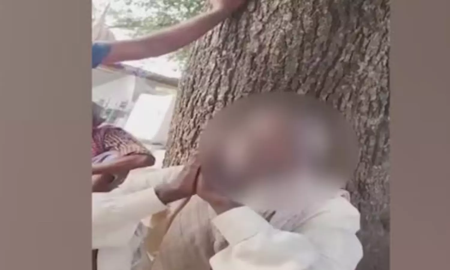 கோவிலில் சிறுநீர் கழித்த இடத்தை முதியவரை நாக்கால் சுத்தம் செய்ய வைத்து கொடுமை கோவிலில் சிறுநீர் கழித்த இடத்தை முதியவரை நாக்கால் சுத்தம் செய்ய வைத்து கொடுமை