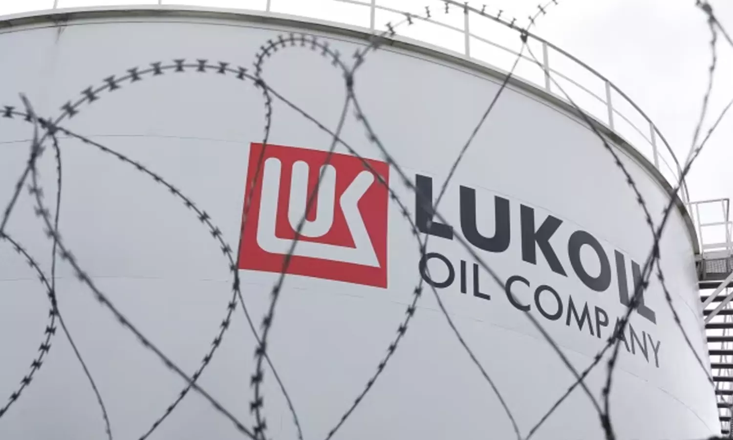 உக்ரைன் போர் விவகாரம்: 2 ரஷிய எண்ணெய் நிறுவனங்கள் மீது அமெரிக்கா பொருளாதார தடை உக்ரைன் போர் விவகாரம்: 2 ரஷிய எண்ணெய் நிறுவனங்கள் மீது அமெரிக்கா பொருளாதார தடை