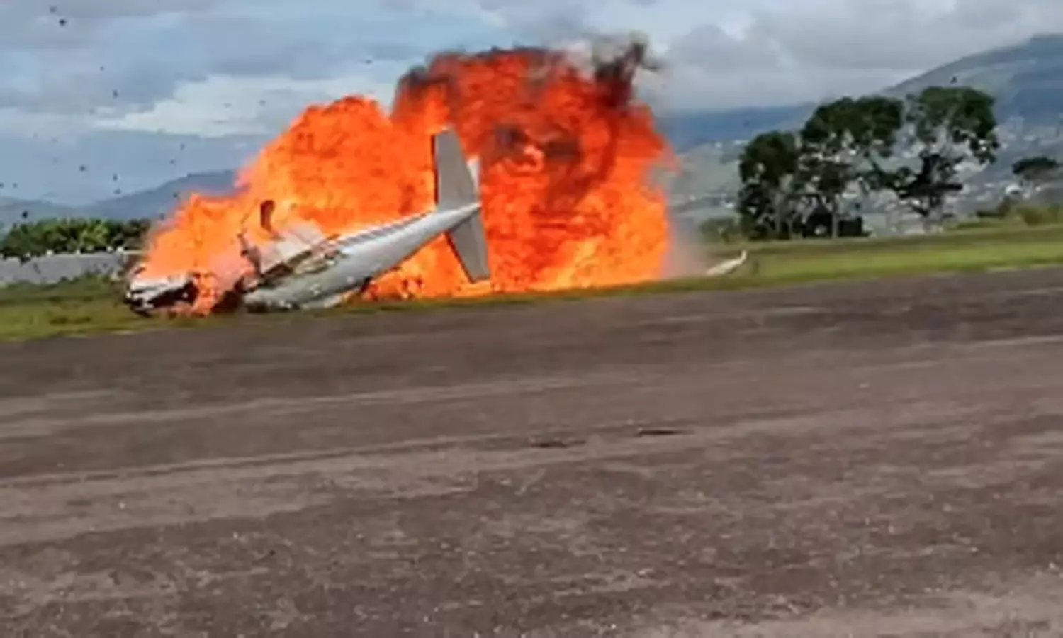 வெனிசுலா: ஓடுபாதையில் விழுந்த விமானம் தீப்பிடித்து 2 பேர் சாவு