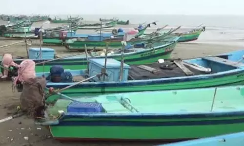 புதுக்கோட்டை மீனவர்கள் 3-வது நாளாக கடலுக்கு செல்லவில்லை: படகுகள் கரையில் நிறுத்தம்
