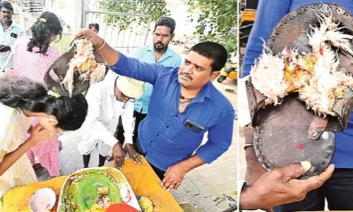 தரிசனத்திற்கு வரும் பக்தர்களின் தலையில் செருப்பால் அடித்து ஆசீர்வாதம்- தெலுங்கானா கோவிலில் வினோதம்