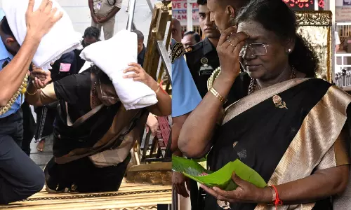 வரலாற்றில் முதல்முறை... சபரிமலைக்கு சென்ற ஒரே பெண் குடியரசுத் தலைவர்! வைரலாகும் புகைப்படம்!