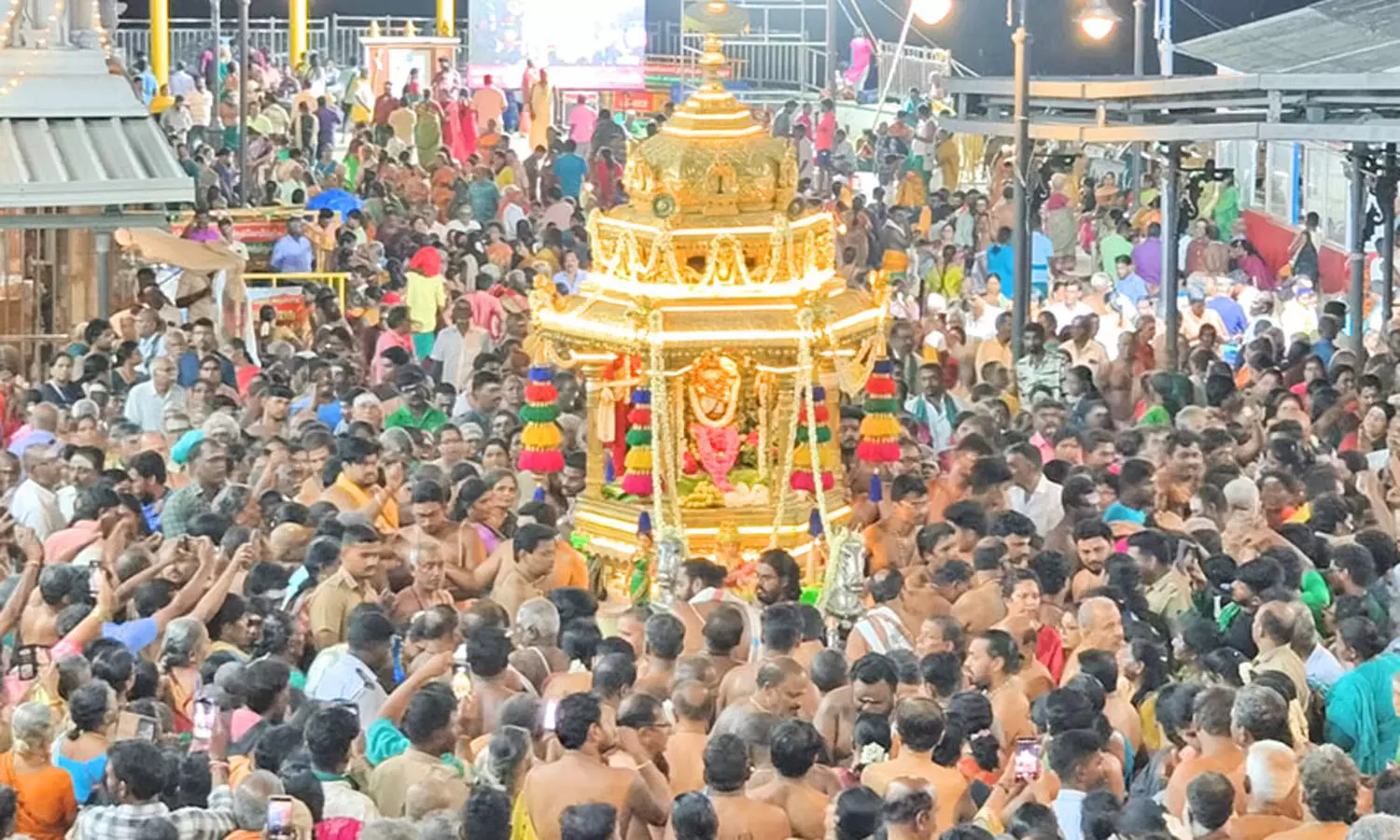 திருச்செந்தூர் கோவில் கந்த சஷ்டி திருவிழா- சுவாமி ஜெயந்திநாதர் தங்க தேரில் கிரி வீதி உலா