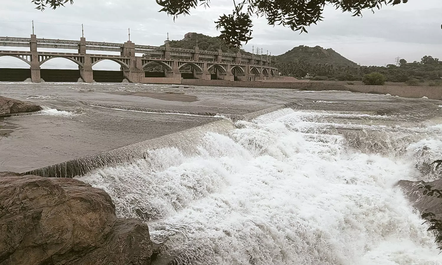 மேட்டூர் அணையில் இருந்து தண்ணீர் திறப்பு 65 ஆயிரம் கனஅடியாக அதிகரிப்பு- 11 மாவட்டங்களுக்கு வெள்ள எச்சரிக்கை மேட்டூர் அணையில் இருந்து தண்ணீர் திறப்பு 65 ஆயிரம் கனஅடியாக அதிகரிப்பு- 11 மாவட்டங்களுக்கு வெள்ள எச்சரிக்கை