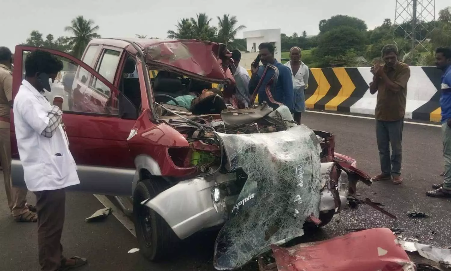 உளுந்தூர்பேட்டை அருகே டேங்கர் லாரி மீது கார் மோதி 3 பேர் பலி உளுந்தூர்பேட்டை அருகே டேங்கர் லாரி மீது கார் மோதி 3 பேர் பலி