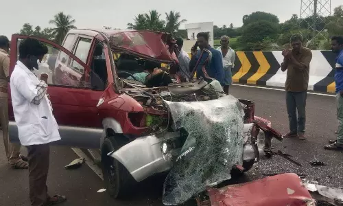 உளுந்தூர்பேட்டை அருகே டேங்கர் லாரி மீது கார் மோதி 3 பேர் பலி