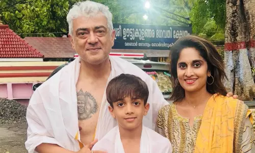பகவதி அம்மன் கோவிலில் குடும்பத்துடன் சாமி தரிசனம் செய்த அஜித்குமார்: வைரலான டாட்டூ