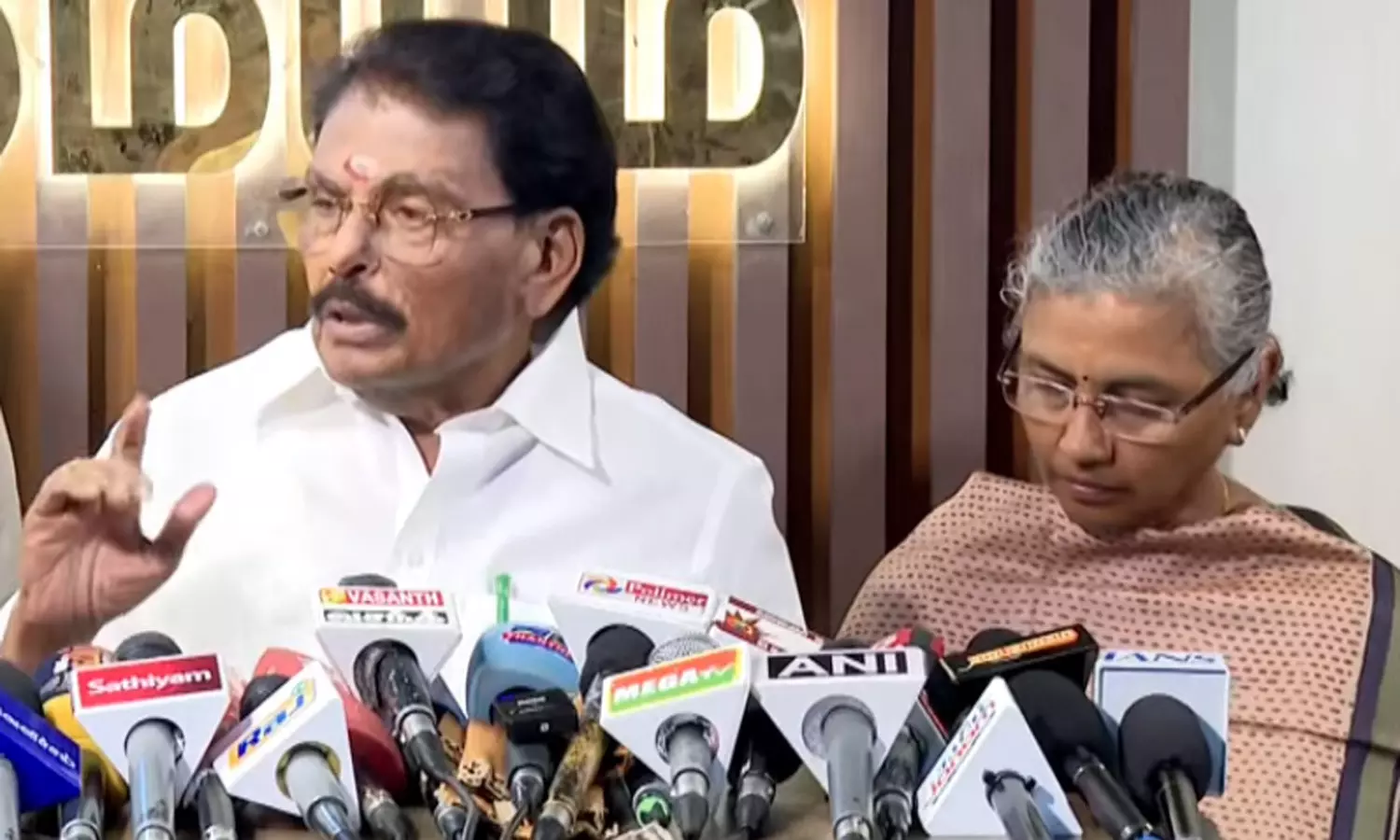 வடகிழக்கு பருவமழையை எதிர்கொள்ள தயார் நிலையில் உள்ளோம் - அமைச்சர் சாத்தூர் ராமச்சந்திரன் வடகிழக்கு பருவமழையை எதிர்கொள்ள தயார் நிலையில் உள்ளோம் - அமைச்சர் சாத்தூர் ராமச்சந்திரன்