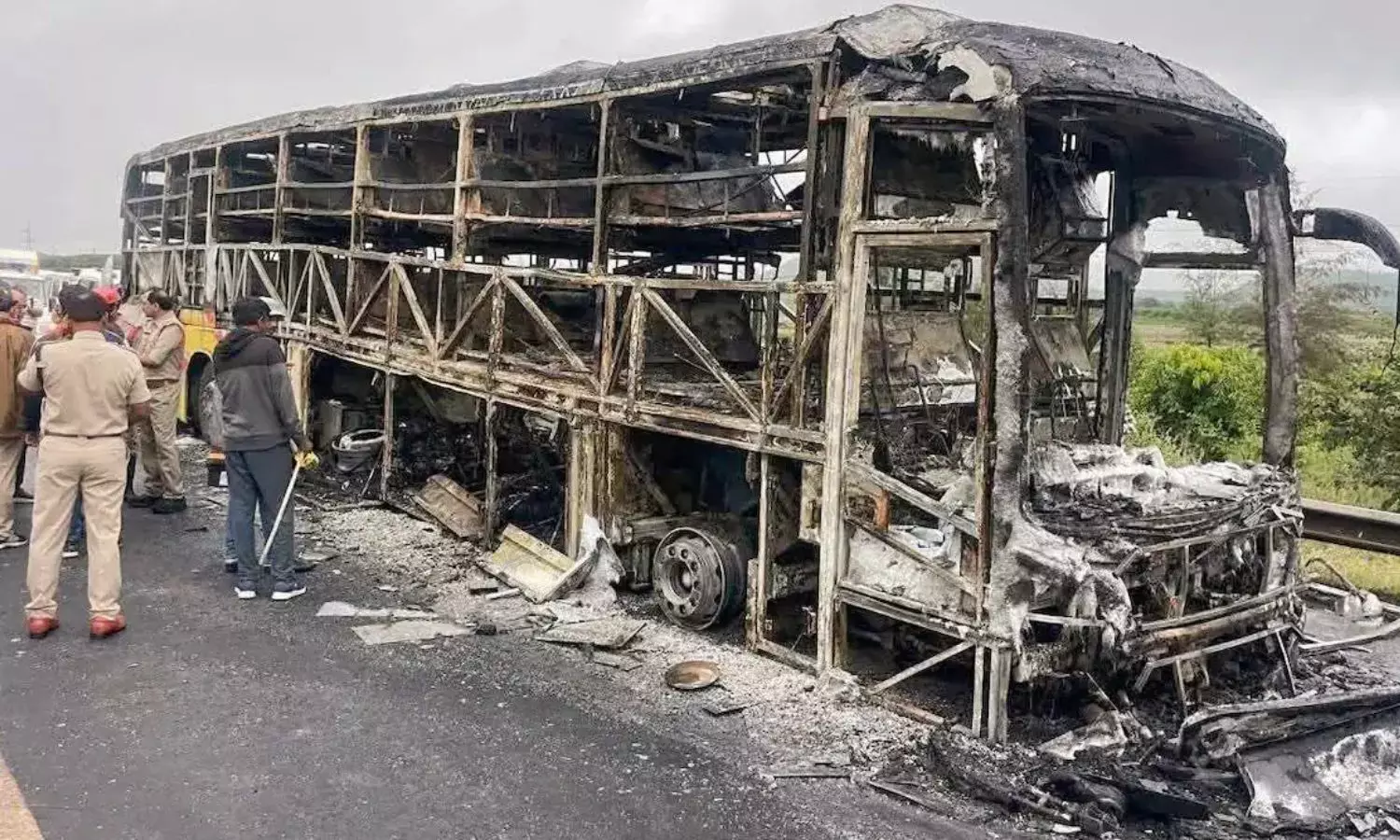 எமனாக மாறிய 234 ஸ்மார்ட் போன்கள்?.. 20 பேர் உயிரிழந்த பஸ் விபத்தில் நீடிக்கும் மர்மம் எமனாக மாறிய 234 ஸ்மார்ட் போன்கள்?.. 20 பேர் உயிரிழந்த பஸ் விபத்தில் நீடிக்கும் மர்மம்