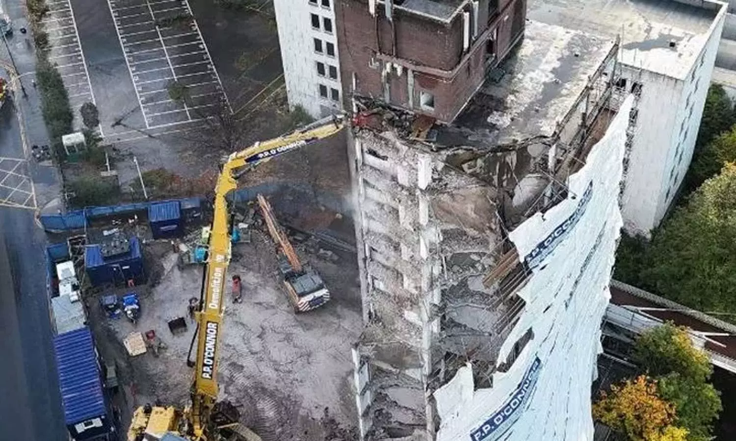 இங்கிலாந்தில் அடுக்குமாடி குடியிருப்பு இடிப்பு: நிலநடுக்கம் ஏற்பட்டதாக மக்கள் அச்சம்