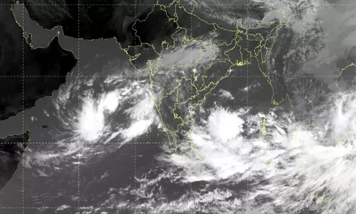 மசூலிப்பட்டினம் அருகே  தீவிர புயலாக கரையைக் கடக்கும் மோன்தா