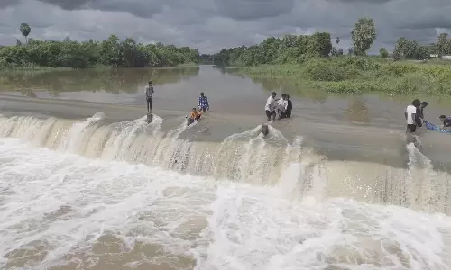 செஞ்சி பகுதிகளில் ஏரிகளில் உடைப்பு - சங்கராபரணி ஆற்றில் வெள்ளப்பெருக்கு