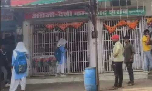 பள்ளி சீருடையில் மதுவாங்கும் மாணவிகள்: சமூகம் எங்கே செல்கிறது?