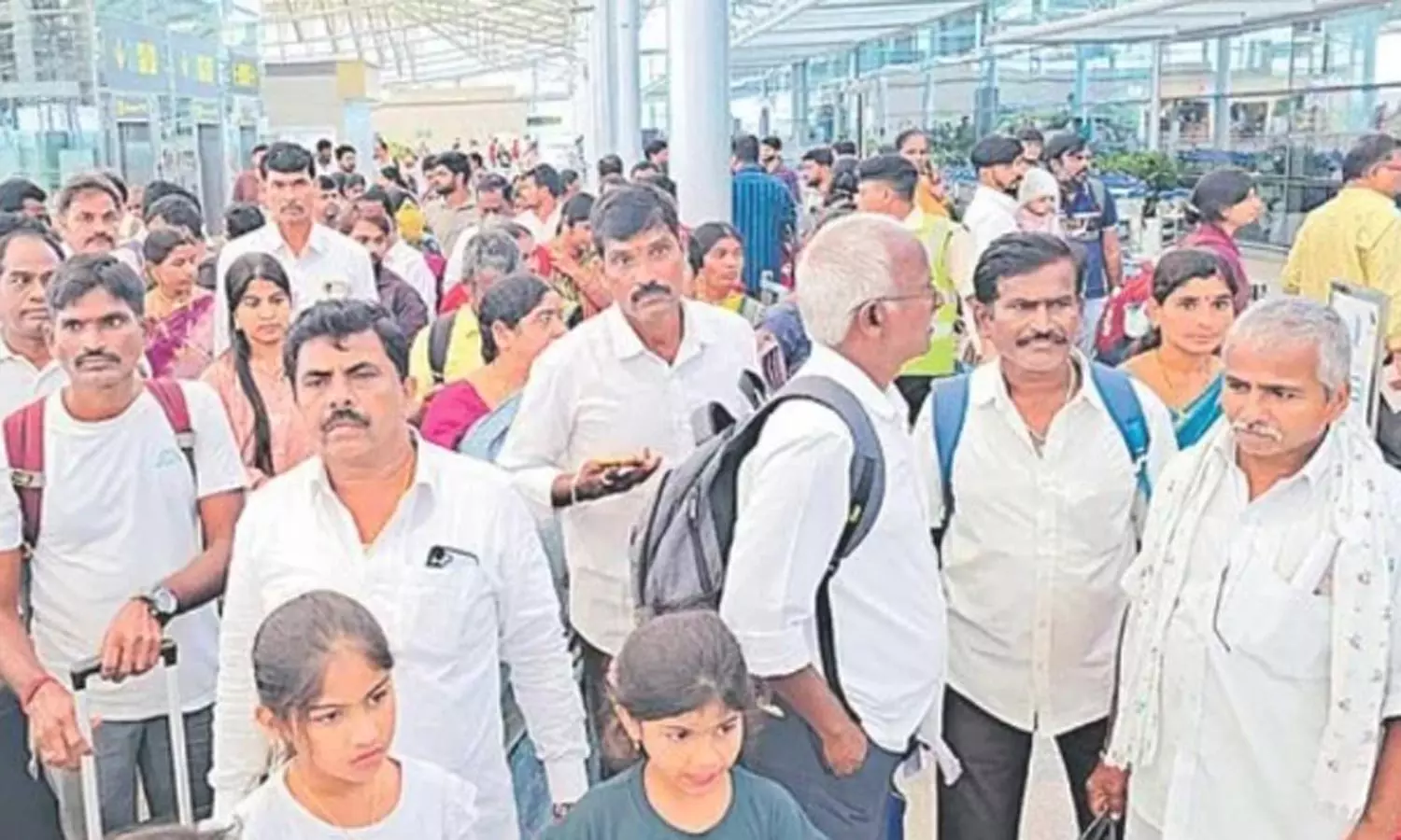 தெலுங்கானாவில் விமானத்தில் பறந்த கிராம மக்கள்- 500 பேரின் ஆசையை நிறைவேற்றிய ருசிகரம்