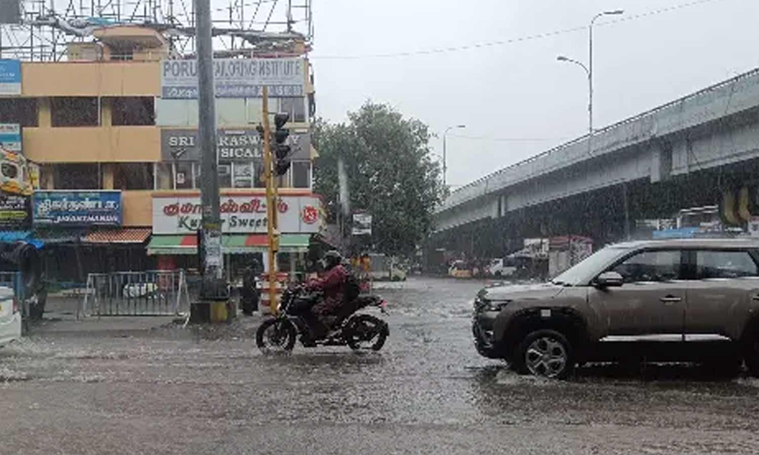 சூறாவளி புயல் மோன்தா சற்று விலகல்- அதி கனமழையில் இருந்து சென்னை தப்பியது