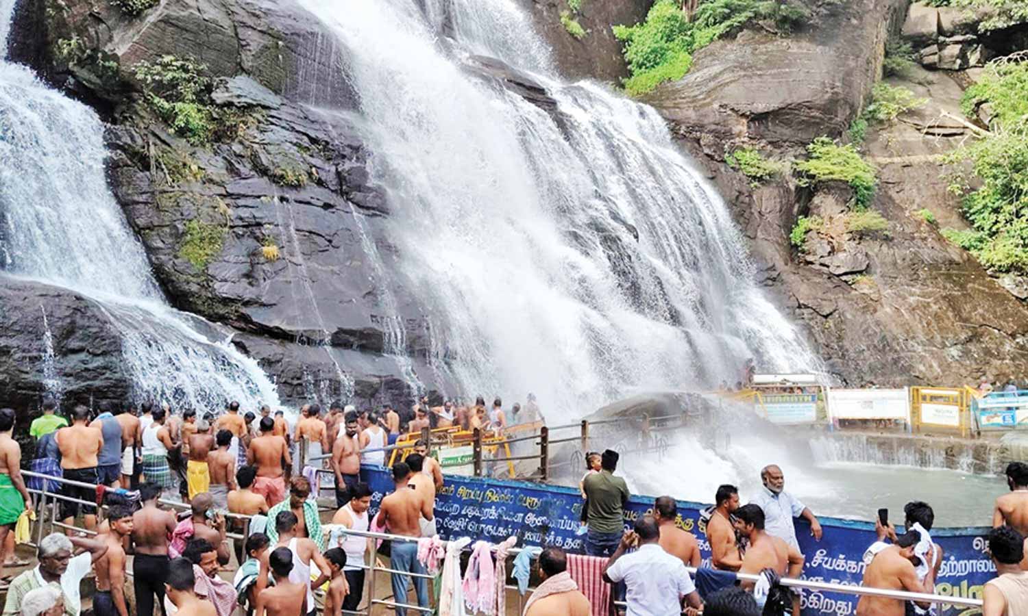 குற்றாலம் மெயின் அருவியில் 10 நாட்களுக்கு பின் குளிக்க அனுமதி- சுற்றுலா பயணிகள் உற்சாக குளியல்