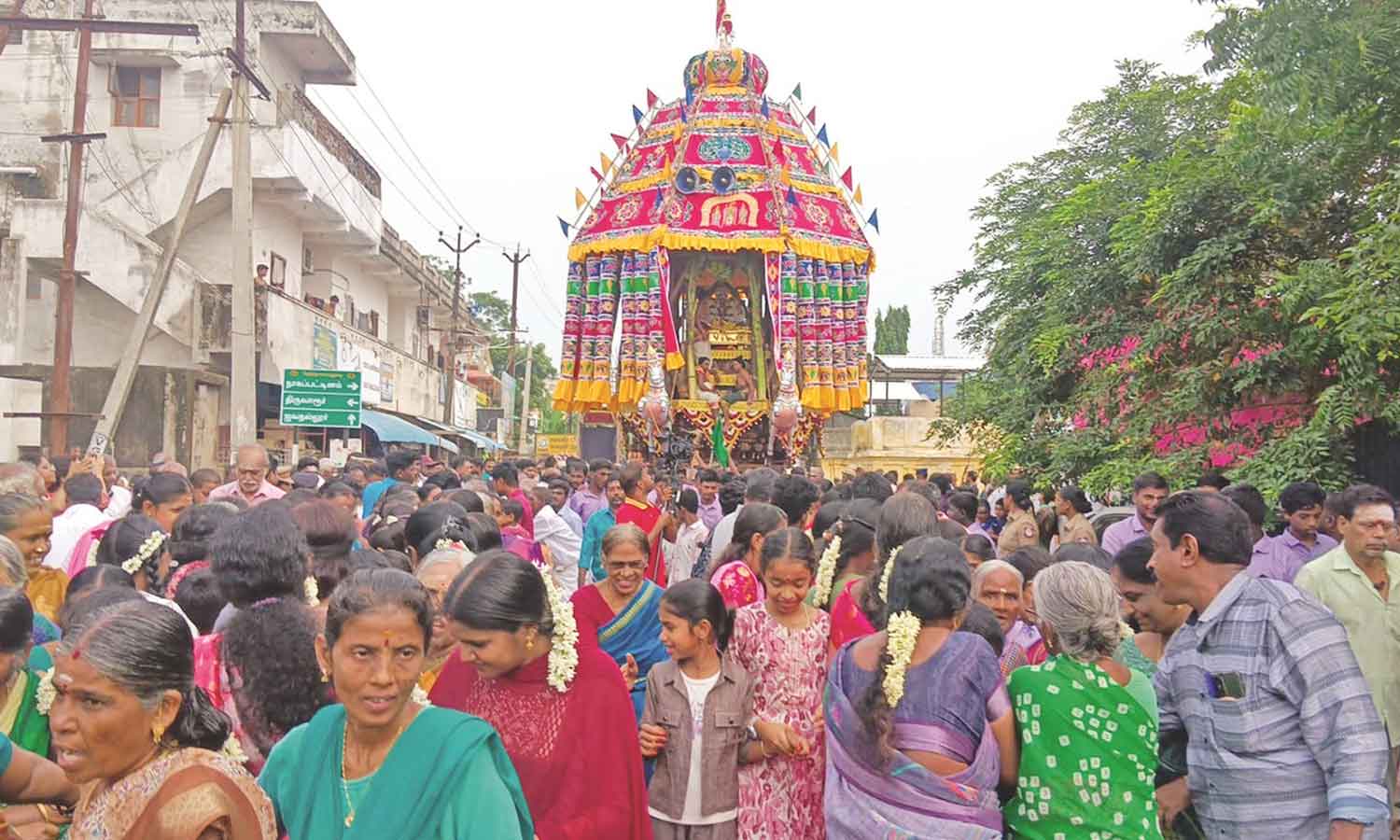 சிக்கல் சிங்காரவேலவர் கோவிலில் இன்று தேரோட்டம் கோலாகலம்: அம்மனிடம் வேல் வாங்கும் நிகழ்வு இரவு நடக்கிறது