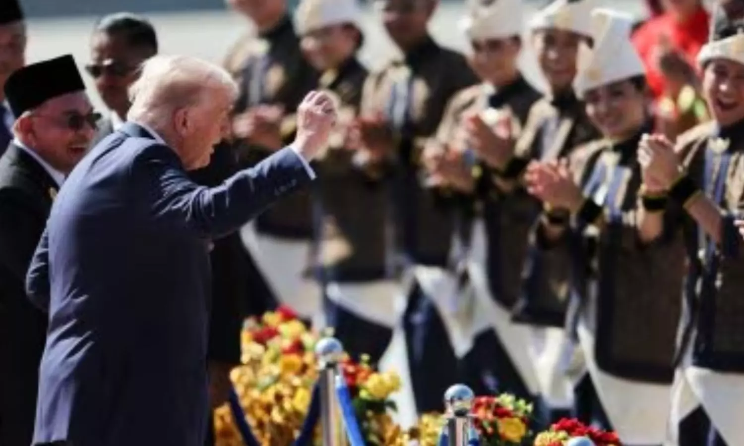 மலேசியாவில் மெய்சிலிர்த்த டிரம்ப் - நடனமாடி அசத்தல் - வீடியோ வைரல்