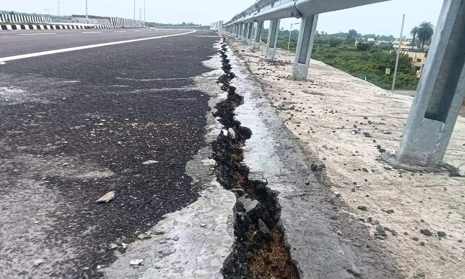 சென்னை-திருப்பதி 4 வழிச்சாலையில் 2 கி.மீட்டர் தூரத்துக்கு விரிசல்- பொதுமக்கள் அதிர்ச்சி