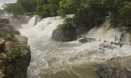 ஒகேனக்கல்லுக்கு நீர்வரத்து வினாடிக்கு 32 ஆயிரம் கனஅடியாக குறைந்தது